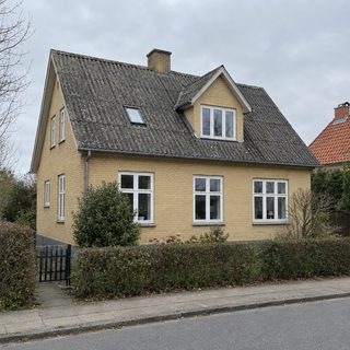 Ældre villa med eternittag