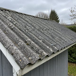 Bølget eternit på garage